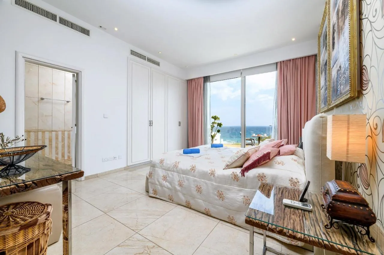 Lombardi Seafront Villa 프로타라스