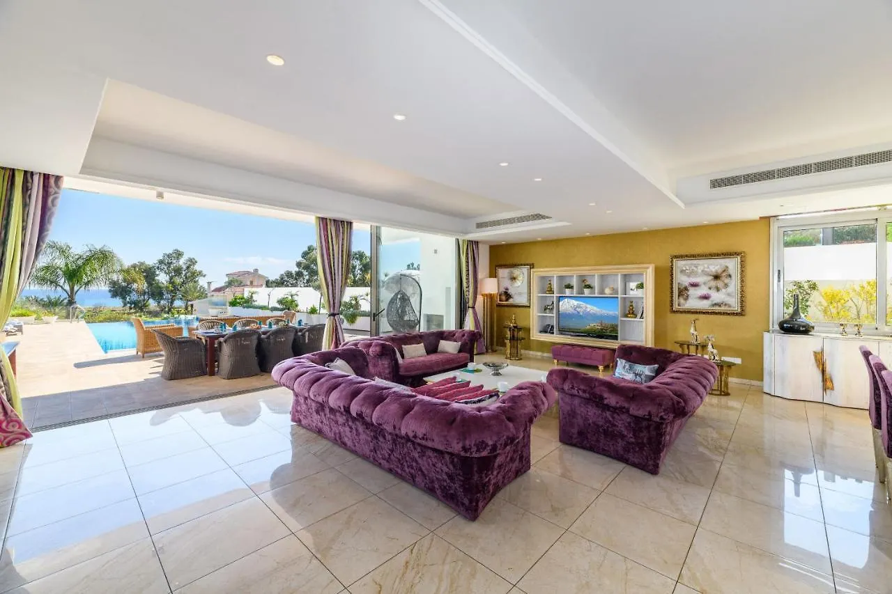 Lombardi Seafront Villa 프로타라스